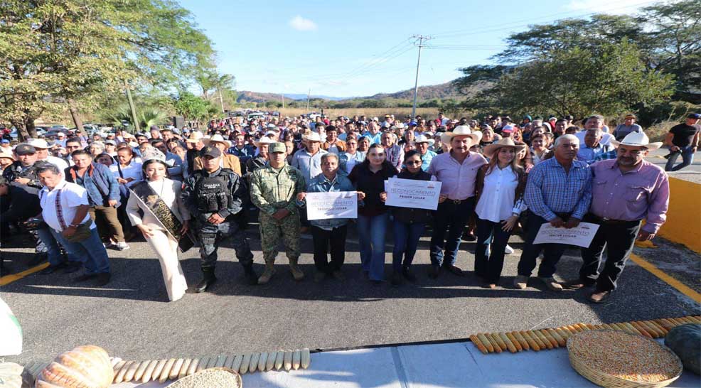 Reconoce titular de SAGYP a productores del campo 