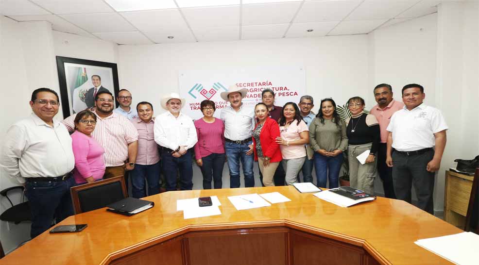 Reunión entre titular de la SAGyP y personal de b