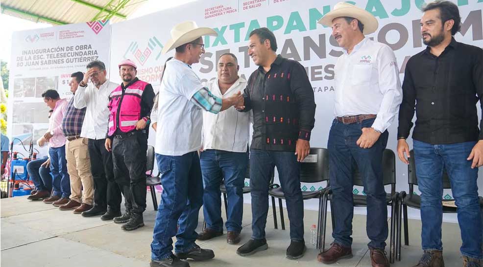 El secretario de Agricultura, Ganadería y Pesca, Marco Antonio Barba Arrocha, acompañó al gobernador Eduardo Ramírez Aguilar en la entrega de apoyos al sector agrícola del municipio de Ixtapangajoya