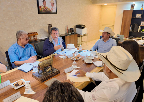 El secretario del Campo, Marco Antonio Barba Arrocha, sostuvo una reunión de trabajo con especialistas del Instituto Interamericano de Cooperación para la Agricultura (IICA), para fortalecer la agenda técnica en Chiapas.