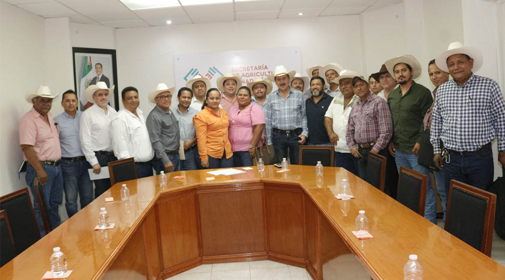 El secretario de Agricultura, Ganadería y Pesca, Marco Antonio Barba Arrocha, sostuvo una reunión con ganaderos de distintas regiones del estado para analizar los retos en la movilización pecuaria y la actuación del OIRSA.