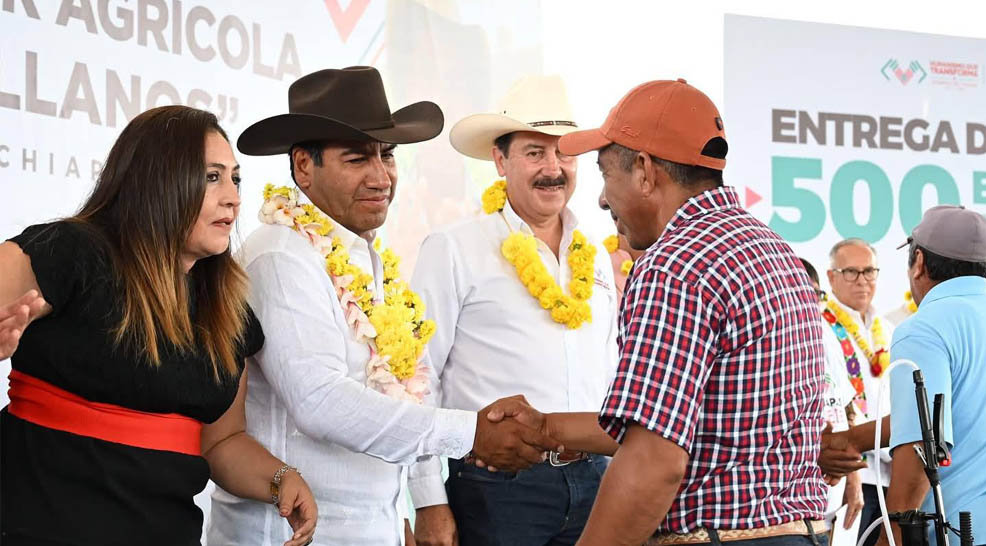 El secretario de Agricultura, Ganadería y Pesca, Marco Antonio Barba Arrocha, acompañó al gobernador Eduardo Ramírez Aguilar en la entrega de apoyos al sector agrícola y en el anuncio del Programa “Apoyo Complementario a la Comercialización de Maíz con Humanismo que Transforma”.