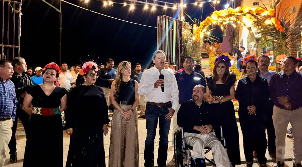 El secretario de Agricultura, Ganadería y Pesca del Estado, Marco Antonio Barba Arrocha, asistió a la inauguración del altar de Día de Muertos en el municipio de Juárez, por invitación del presidente municipal Óscar Serra Cantoral y de su esposa Sonia.