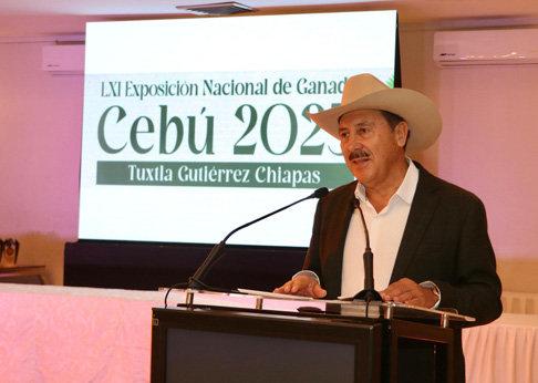 El secretario de Agricultura, Ganadería y Pesca, Marco Antonio Barba Arrocha, acompañado de su esposa Verónica Morales, encabezó la Cena de Premiación y Clausura de la LXI Exposición Nacional de Ganado Cebú 2025