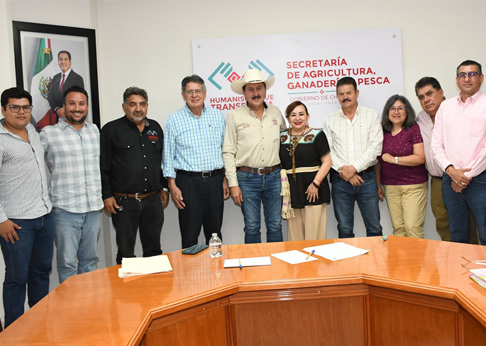 Los secretarios de Agricultura, Ganadería y Pesca, Marco Antonio Barba Arrocha, y de Medio Ambiente e Historia Natural, Magdalena Torres Barca